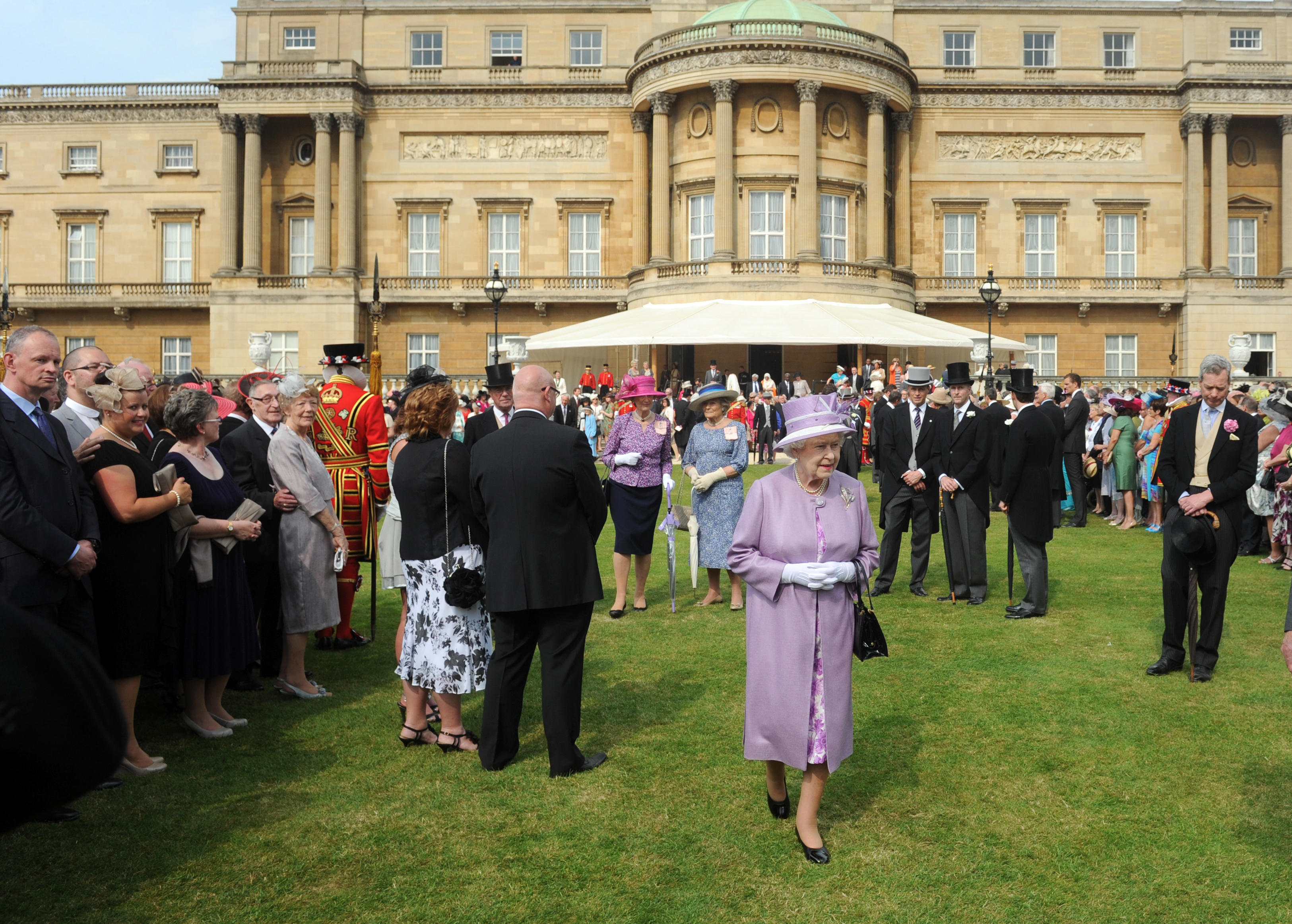 sostituire Amplificatore Relitto buckingham palace garden party ...